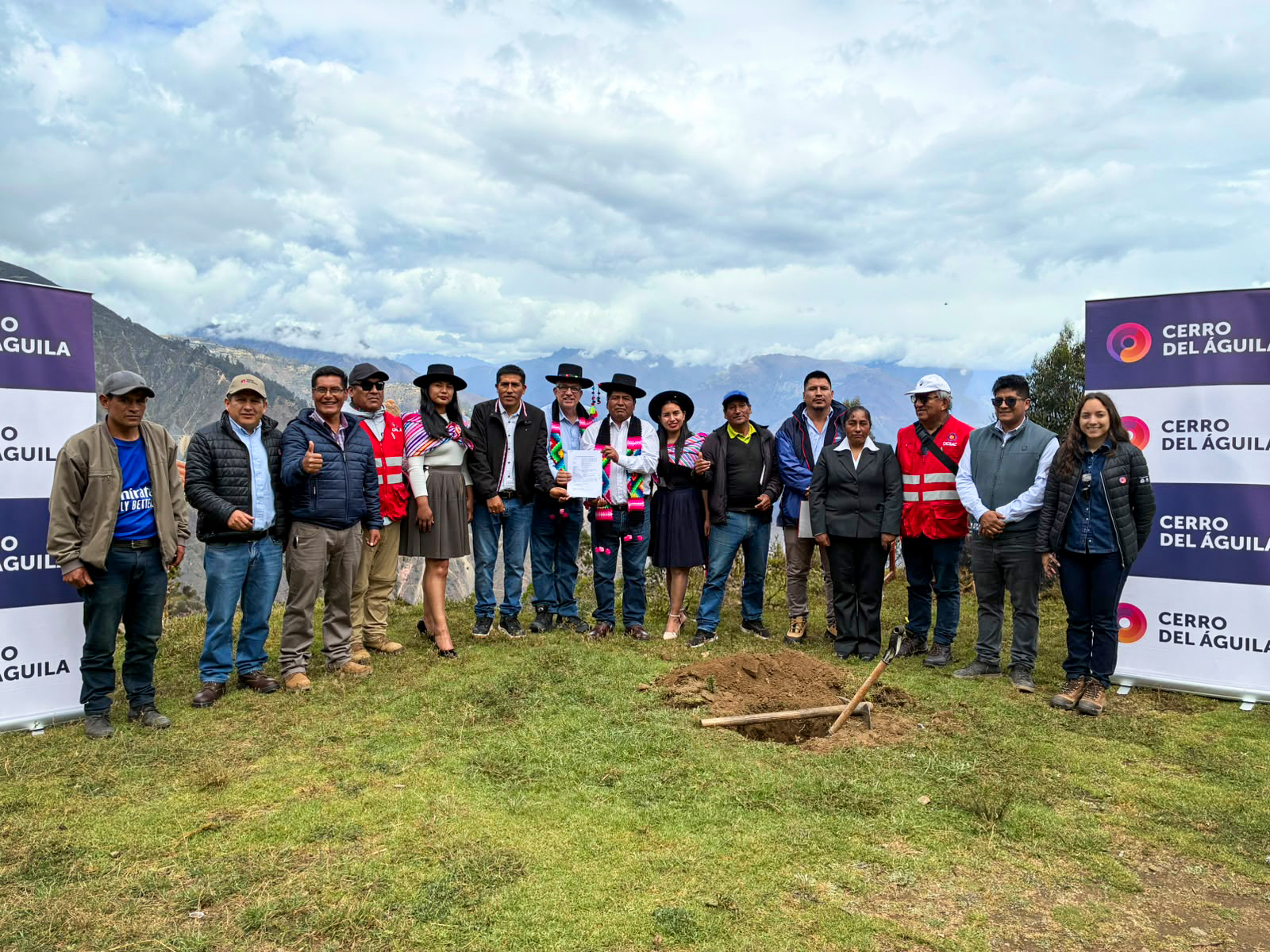 Kallpa Generación y el Gobierno Regional de Huancavelica avanzan en la construcción de una nueva escuela en Quintao con firma de convenio y entrega de terreno